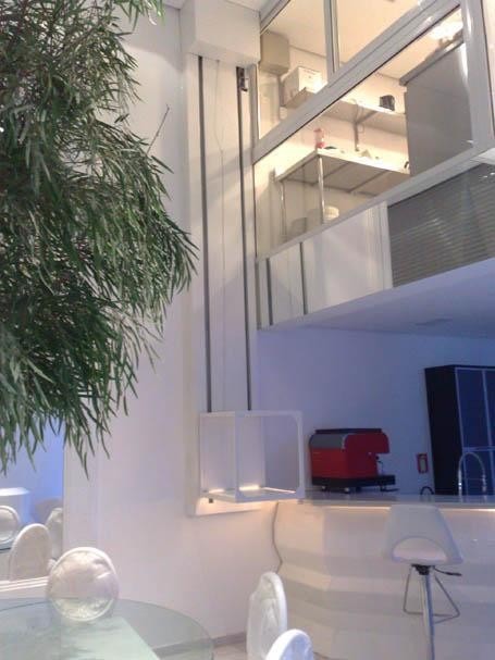 Monta-carga branco instalado em ambiente interno