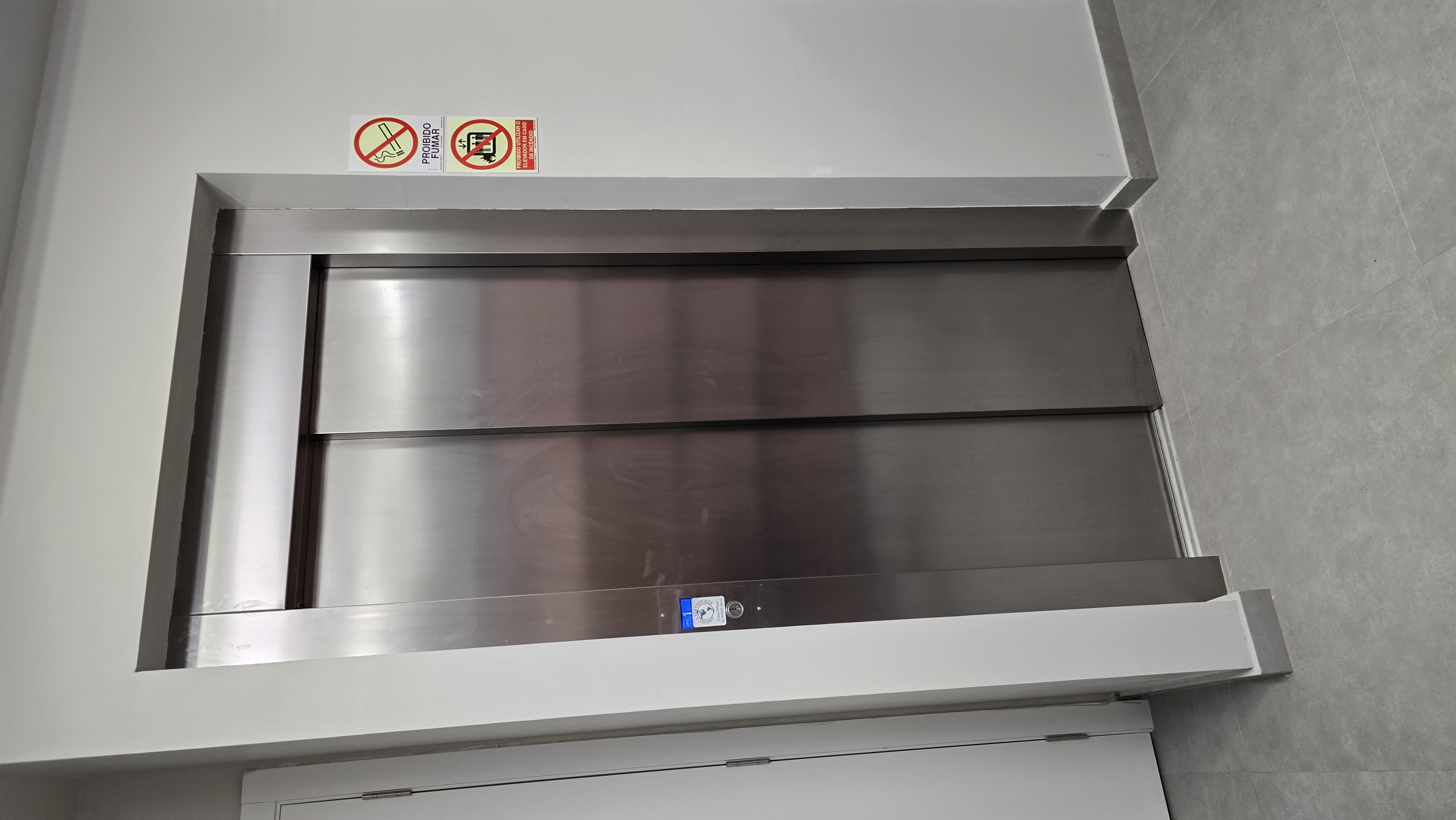 Porta de elevador em inox fechada